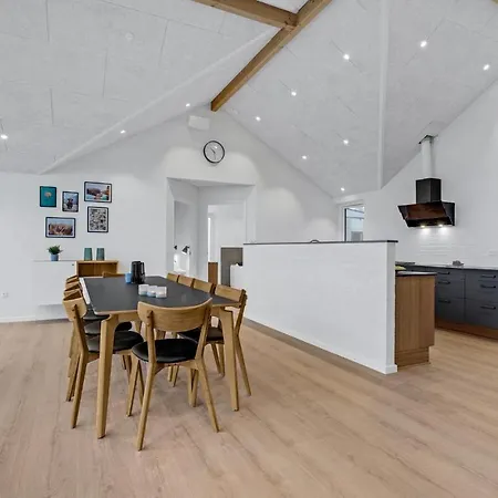 Gorgeous In With Kitchen בית נופש